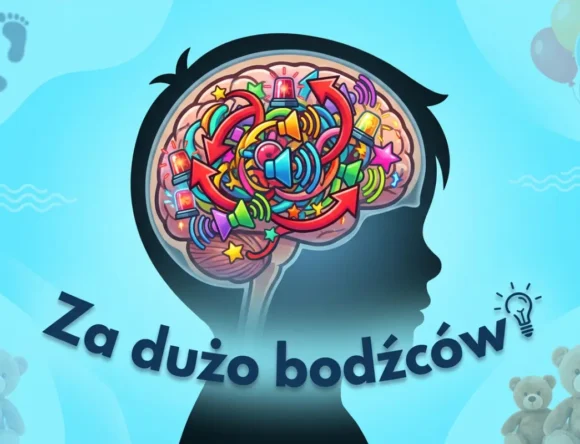 Grafika jest ilustracją. Tło ma jasny, chłodny odcień błękitu, z delikatnymi przejściami kolorów, jak niebo lub rozmyta woda. W tle pojawiają się bardzo subtelne rysunki: w lewym górnym rogu odciski małych stópek, w prawym górnym rogu kilka balonów na sznurkach, w lewym i prawym dolnym rogu pluszowe misie. Te elementy są półprzezroczyste, miękkie, jakby w tle, i sugerują dziecięcy świat. Na środku widzimy ciemny, jednolity kontur profilu głowy dziecka zwróconej w prawo. To sylwetka od ramion w górę, bez twarzy - tylko czarny, wypełniony kształt. Wewnątrz głowy, w miejscu mózgu, znajduje się duża, bardzo kolorowa ilustracja przedstawiająca przeciążony mózg. Mózg ma podstawowy, różowo‑beżowy kolor, z zaznaczonymi zakrętami, ale prawie całkowicie przykrywają go dziesiątki nachodzących na siebie elementów: grube, czerwone strzałki biegnące w różnych kierunkach, krzyżujące się i zakręcające, jaskrawe głośniki i megafony w kolorach niebieskim, zielonym, żółtym, z liniami fal dźwiękowych wychodzącymi na zewnątrz, migające koguty alarmowe - małe, czerwone lampy sygnalizacyjne z promykami światła wokół, kolorowe gwiazdki, kółka, strzałki i błyski, liczne kręte linie, które wiją się jak przewody, sprężyny lub fale. Całość sprawia wrażenie wielkiego chaosu: wszystko świeci, mruga, wydaje dźwięki i miesza się ze sobą. Kolory są bardzo intensywne - czerwienie, żółcie, zielenie, niebieskości - i na tle ciemnego zarysu głowy jeszcze mocniej krzyczą. Ma się wrażenie, że mózg jest przeładowany bodźcami. Pod sylwetką głowy, lekko do przodu, u dołu, wpisany jest łukowato duży napis: „Za dużo bodźców”. Litery są grube, granatowe, bezszeryfowe. Napis jest wygięty w kształt łuku, jakby otulał szyję i dół głowy od przodu. Po prawej stronie kończy się małą ikoną żarówki - symbol pomysłu, refleksji. Cała kompozycja bardzo wyraźnie komunikuje jedno: w głowie dziecka dzieje się za dużo naraz. Kolorowe migacze, dźwięki, strzałki i kształty mają kojarzyć się z nadmiarem dźwiękowych, świecących, grających zabawek, ekranów i bodźców, które atakują układ nerwowy. Tło z pluszakami, balonami i stópkami przypomina, że chodzi konkretnie o małe dzieci.