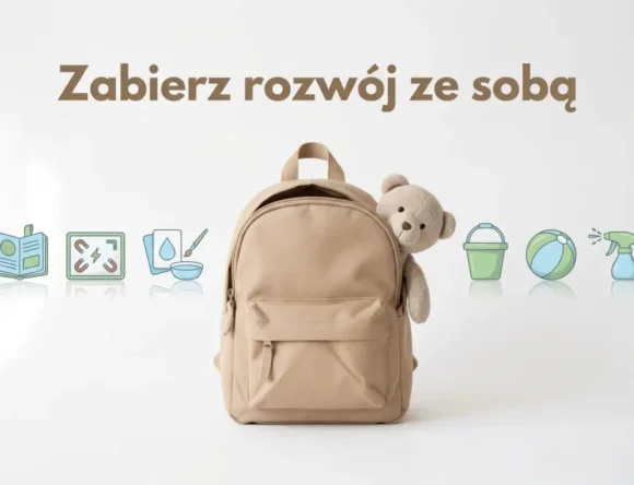 Zdjęcie utrzymane jest w minimalistycznym stylu. Tło stanowi gładka, biała powierzchnia bez widocznych krawędzi czy cieni – wygląda jak jasne studio fotograficzne. Na środku kadru, lekko bliżej dolnej krawędzi, stoi dziecięcy plecak w jednolitym, ciepłym odcieniu beżu. Plecak ma miękką, prostą formę: zaokrągloną górę, szeroką przednią kieszeń z zamkiem i małe boczne kieszonki. U góry widoczna jest uchwyt oraz zarys szelków z tyłu. Z prawej bocznej kieszeni plecaka wygląda pluszowy miś. Jego futerko ma podobny, lekko jaśniejszy beżowy kolor. Widzimy główkę z zaokrąglonymi uszami, czarne oczka z guziczków i mały, ciemny nosek. Miś jest oparty o plecak – jedno ramię wystaje, reszta ciała schowana jest w środku. Twarz misia jest neutralna i łagodna. Nad plecakiem, pośrodku górnej części zdjęcia, znajduje się duży, wyraźny napis: „Zabierz rozwój ze sobą” Litery są brązowe, grube, o zaokrąglonym kroju, bardzo czytelne na białym tle. Napis wygląda jak tytuł kampanii lub kategorii w sklepie z zabawkami. W dolnej części grafiki, po obu stronach plecaka, widnieje rząd małych, kolorowych ilustracji. Są ustawione na jednej wysokości. Od lewej do prawej można rozpoznać: książeczkę obrazkową z otwartymi stronami w pastelowej zieleni, z prostymi wzorami na kartkach, niewielką planszę magnetyczną z czerwonymi magnesami i symbolem błyskawicy pośrodku, kartę z kroplą wody i obok małą miseczkę, jak zestaw do prostych eksperymentów wodnych, wiaderko w zielonej tonacji, z jasnym uchwytem, okrągłą, zielono‑niebieską piłkę, z podziałem na miękkie segmenty, mały spryskiwacz w błękitnym kolorze, przypominający butelkę do podlewania roślin lub wodnych zabaw. Ikony są płaskie, konturowe, z delikatnym cieniem odbijającym się na „podłodze”, dzięki czemu wyglądają jak lekko unoszone nad powierzchnią. Kolorystyka jest spójna: mięta, błękit, pastelowa zieleń, które dobrze kontrastują z neutralnym beżem plecaka.